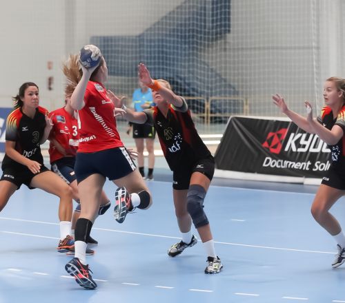 Aveiro and Cologne lead both groups in the female Championship